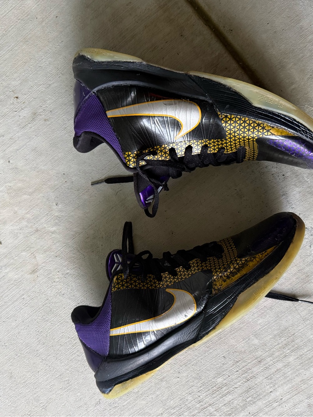 Nike Kobe 5 


 Black, Purple and Gold Low-Top Sneakers